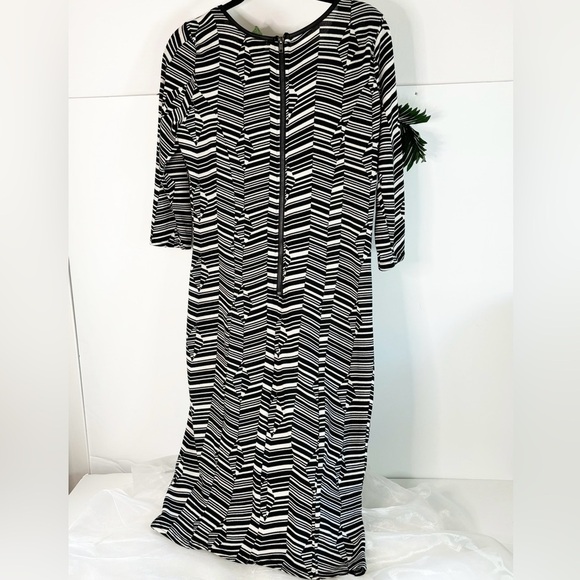 I’m in Love with Derek Women’s Black & White Large Dress! - Picture 4 of 11